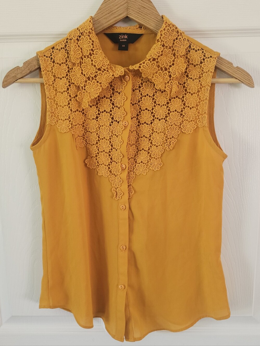 Zink London Mustard Yellow Crochet Lace Sleeveless Button Up Blouse Top XS EUC